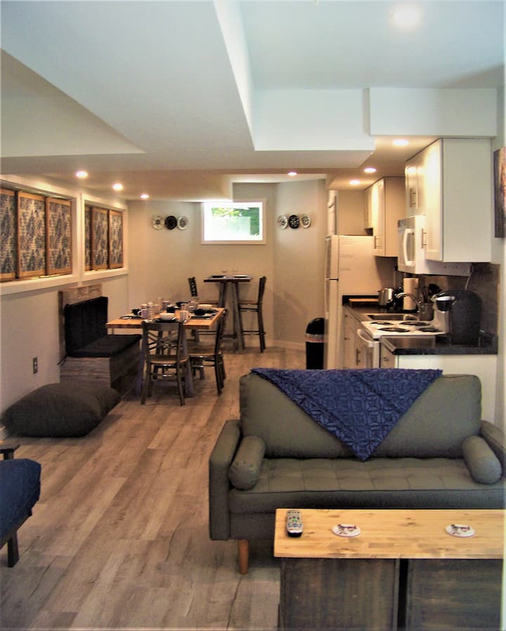 Chumba angavu, chenye hewa safi na cha kulia chakula.