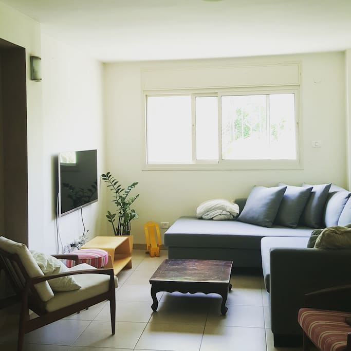 Cozy living room - Full 3D TV, cable, sound system. Perfect for watching movies!