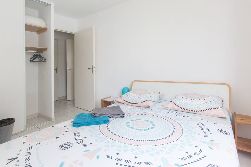 Chambre 1 : Lit 2 places, table de chevet, miroir, armoire et cintres