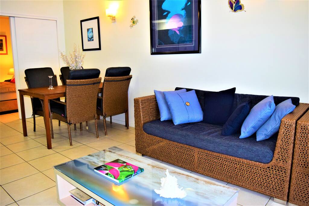 Indoor seating and dining for 4 or more guests