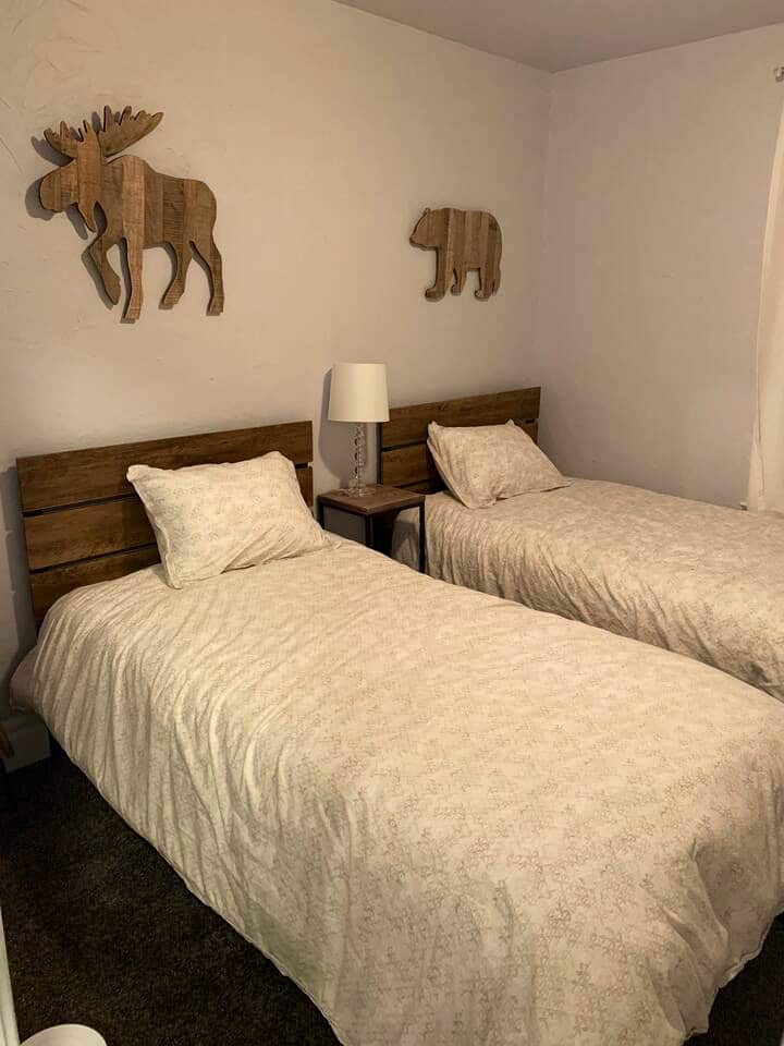 Стая с 2 отделни легла, спалня №4, с 2 единични легла, килер и смарт телевизор Roku