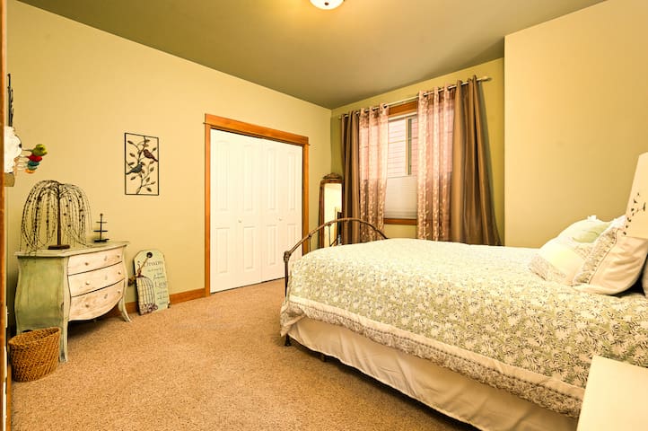 Smack Dab in the Middle of Bozeman! gallery image 4