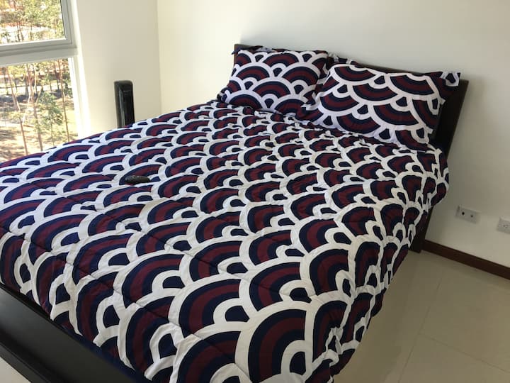 ห้องนอนหลักโปรดทราบว่าผ้านวมอาจมีการเปลี่ยนแปลงทุกครั้ง