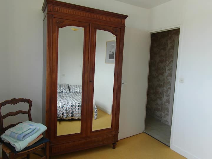 一楼卧室2 ： 1张双人床