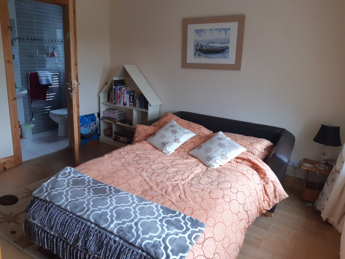 Herňa/rozkladacia pohovka s vlastnou kúpeľňou na prízemí