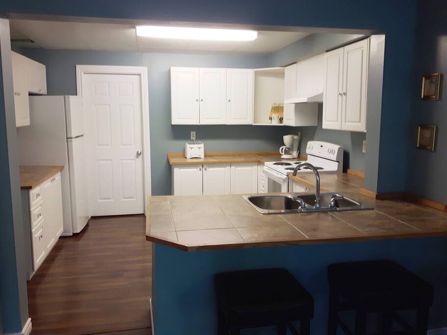 Full Kitchen w/ Breakfast Bar
