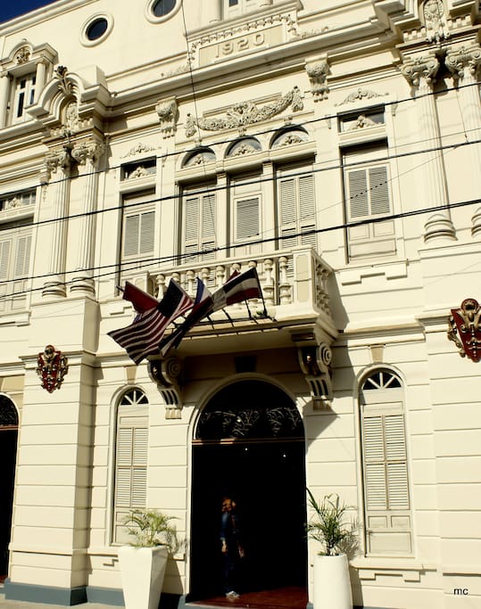 We welcome and embrace the world here at the boutique hotel El Palacio.