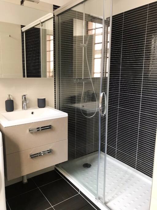 Salle de bain équipée