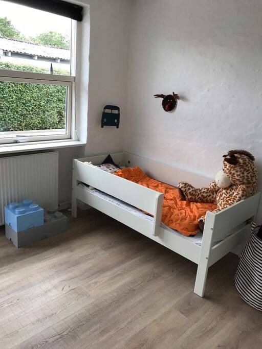 Børneværelse med juniorseng