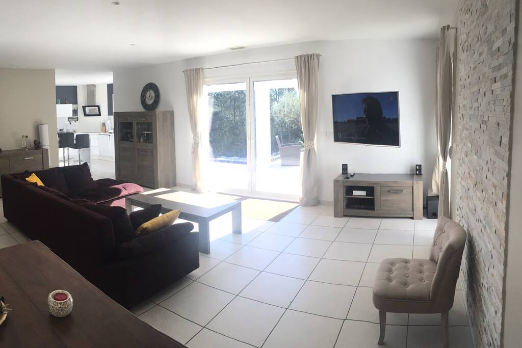 le salon avec vue sur la terrasse et ouvert sur la cuisine