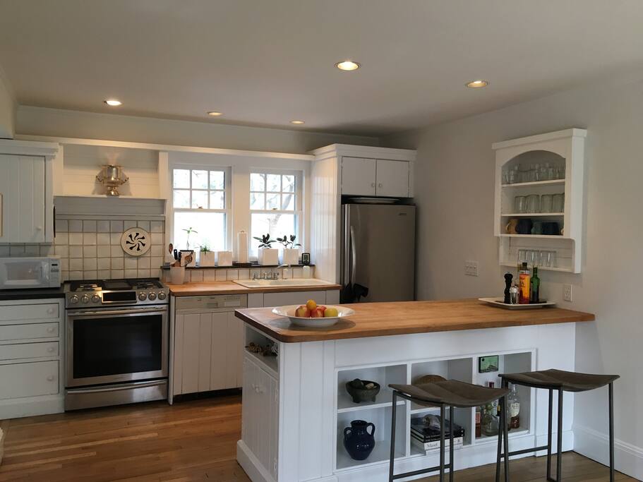 Well equipped open kitchen with dishwasher.
