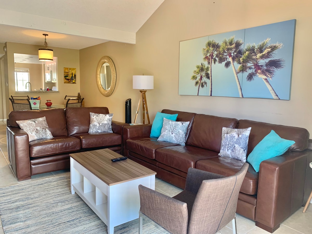 Pamje e bukur nga Oasis! Oasis Resort Condo që ndodhet në Palm Springs. Shijoje këtë 2 dhoma gjumi dhe banja kryesore në katin e sipërm Një gjysmë banjë!Fli 4-6 ! E mobiluar plotësisht. 8 pishina 9 vaska me hidromasazh, një klub, 5 fusha tenisi 27 hektarë peizazh i harlisur 