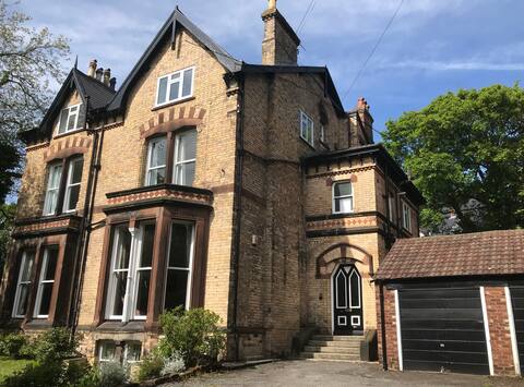 Top performing Airbnb: Huge apt, Lark Lane area, 2 miles to city centre in St Michael's