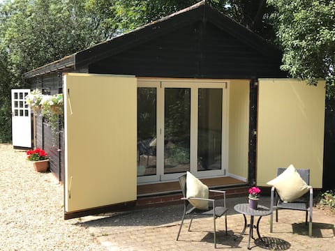 Top Airbnb: Emma’s Hut. Close to ferry. Own space in Freshwater
