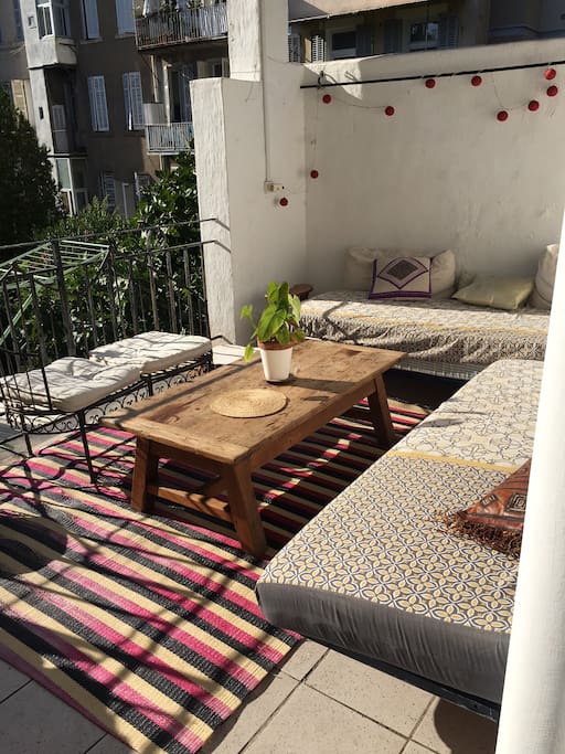 grande terrasse lumineuse, cosy et calme avec une table pour manger