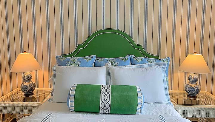 Dormitorio queen con ropa de cama personalizada. 