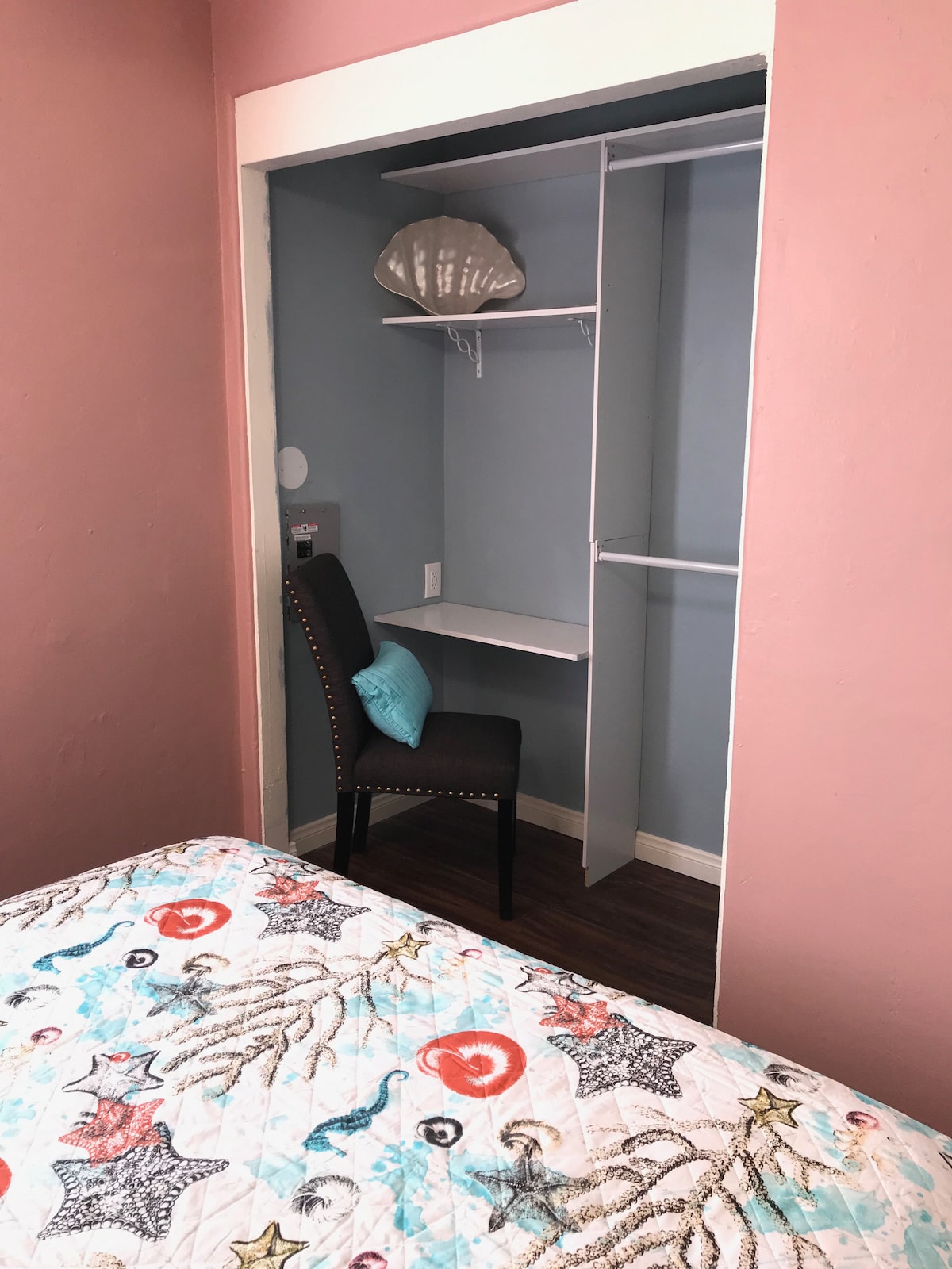 Маса за облекување со лосос/биро