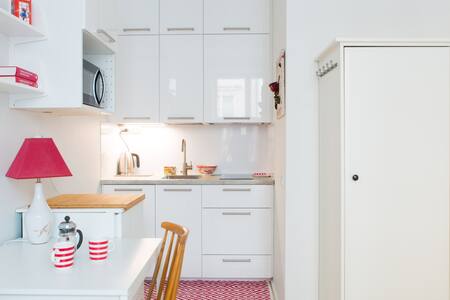 Charming & fully equipped studio in center.