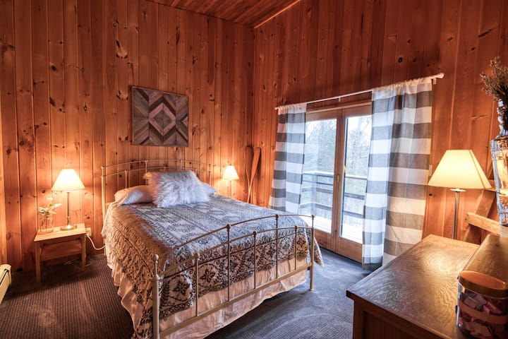 Chumba cha kulala cha Malkia kilicho na roshani ndogo