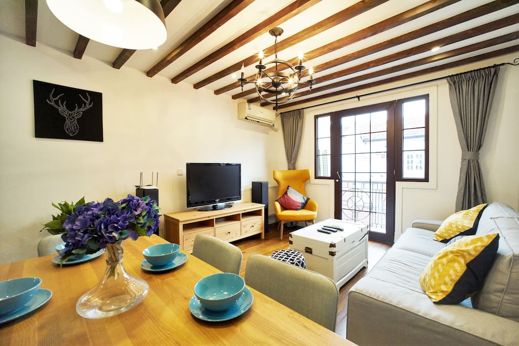 Spacious living room 宽敞的客厅