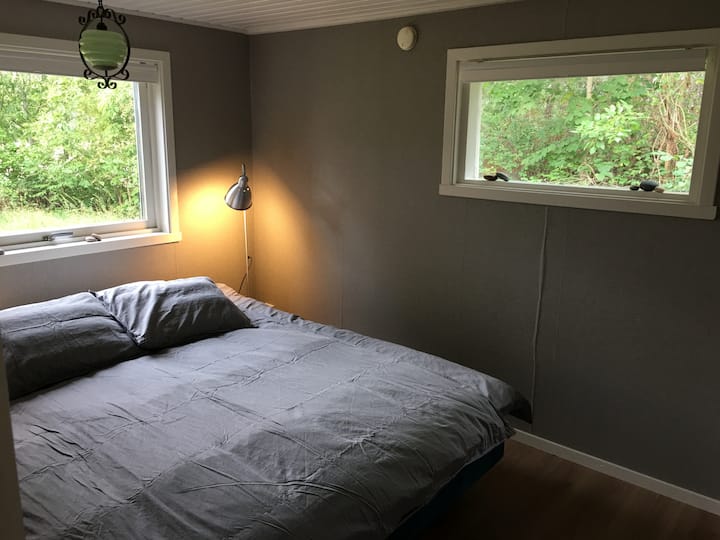 Dormitorio con cama doble