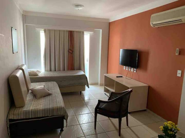 Dhomë me yje me dy krevate me një kuti, televizor, ajër të kondicionuar dhe kolltuk. 