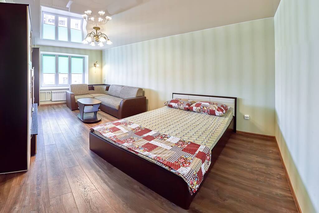 квартиры на челябинской суточные. уютный интерьер гостиной. михеева 31 тула фото. м евродвушка. спальня-гостиная 19м2 скандинавский стиль.