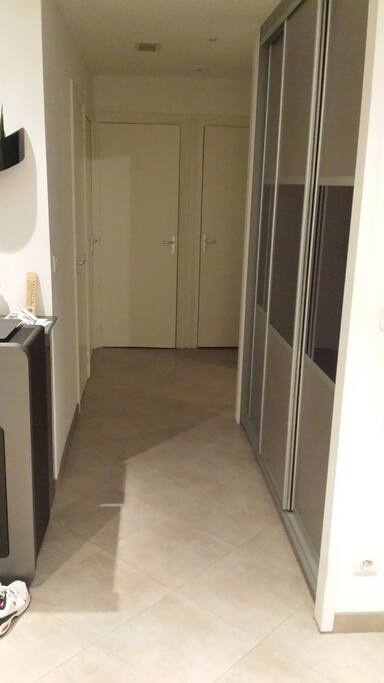 grand placard dans le couloir