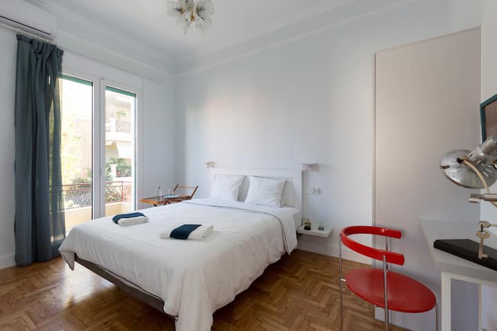 带阳台的卧室，加大双人床上有芦荟床垫