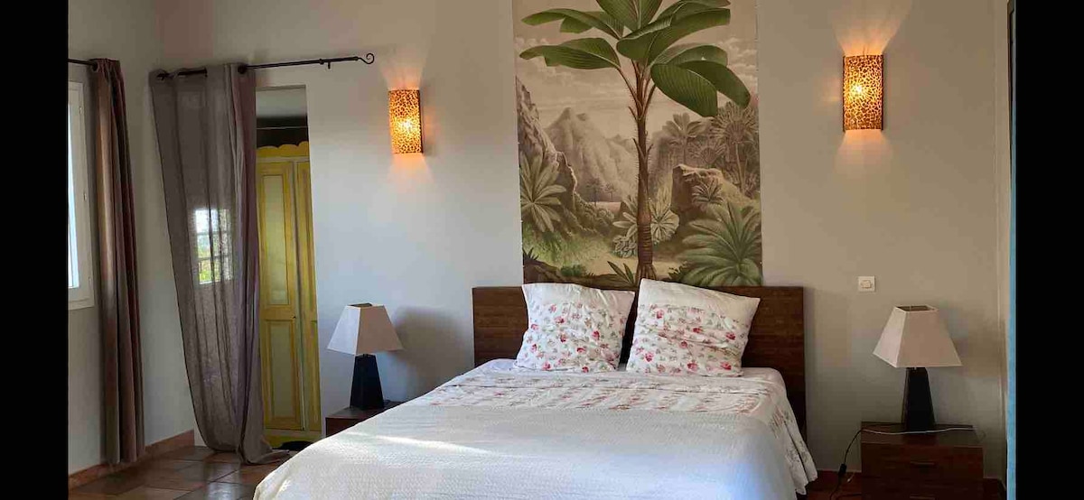 主卧室设有泳池通道和套内卫生间 