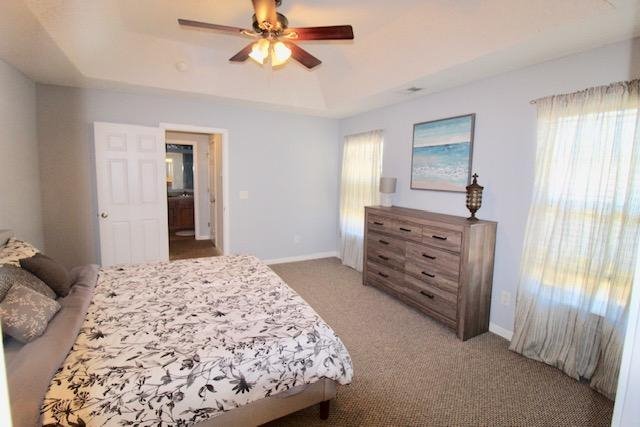 Glavna spavaća soba s kupaonicom - odvojena soba s umivaonikom i ormarom za vodu s kadom i tuš-kadom