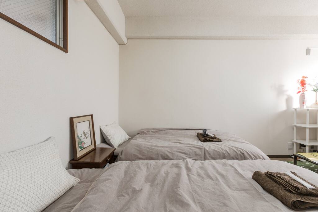 If you have two single beds, prepare futon on tatami mat.