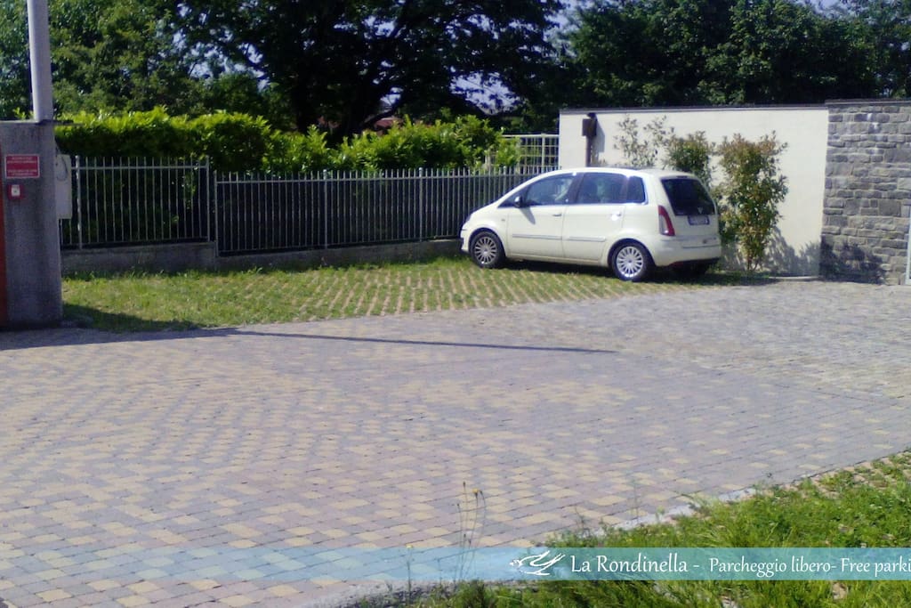 Parcheggio libero sotto casa.