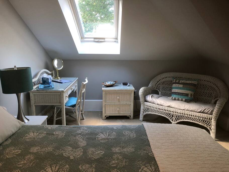 Sitting Area with Vanity