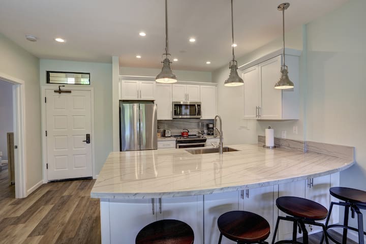 HGTV Inspired Remodel! Ocean View & min. to beach!