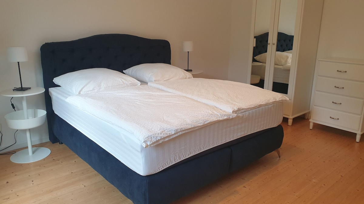 Cama grande y nueva con somier 1,80 x 2,00 m