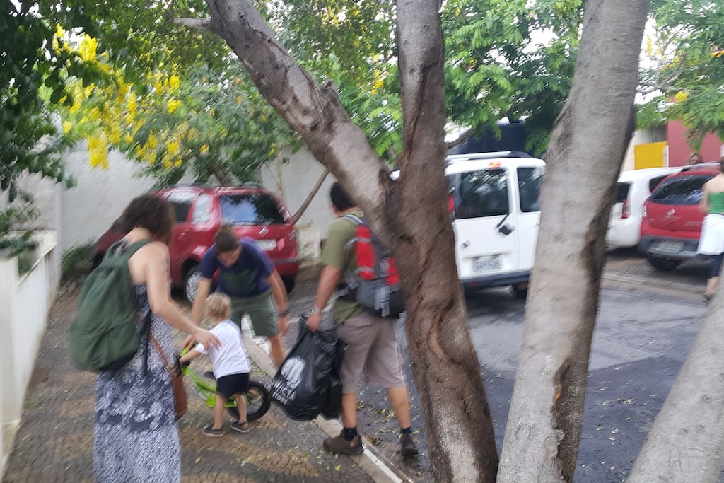 Frente da casa, onde contem os suites individuais. Familia saindo apo´s Chekaut