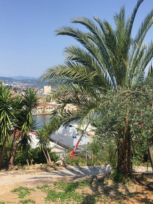 vista sul golfo da una finestra