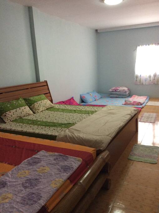 ห้องพักดูโปร่งสีสบายตา