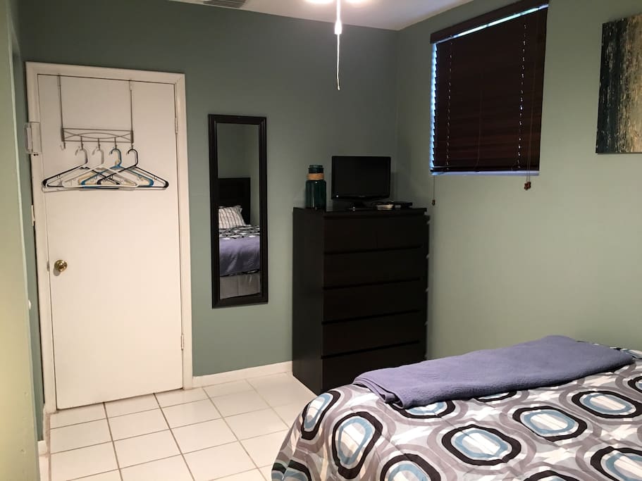 6-drawer dresser, cable TV, and over-the-door additional storage with hangers.
