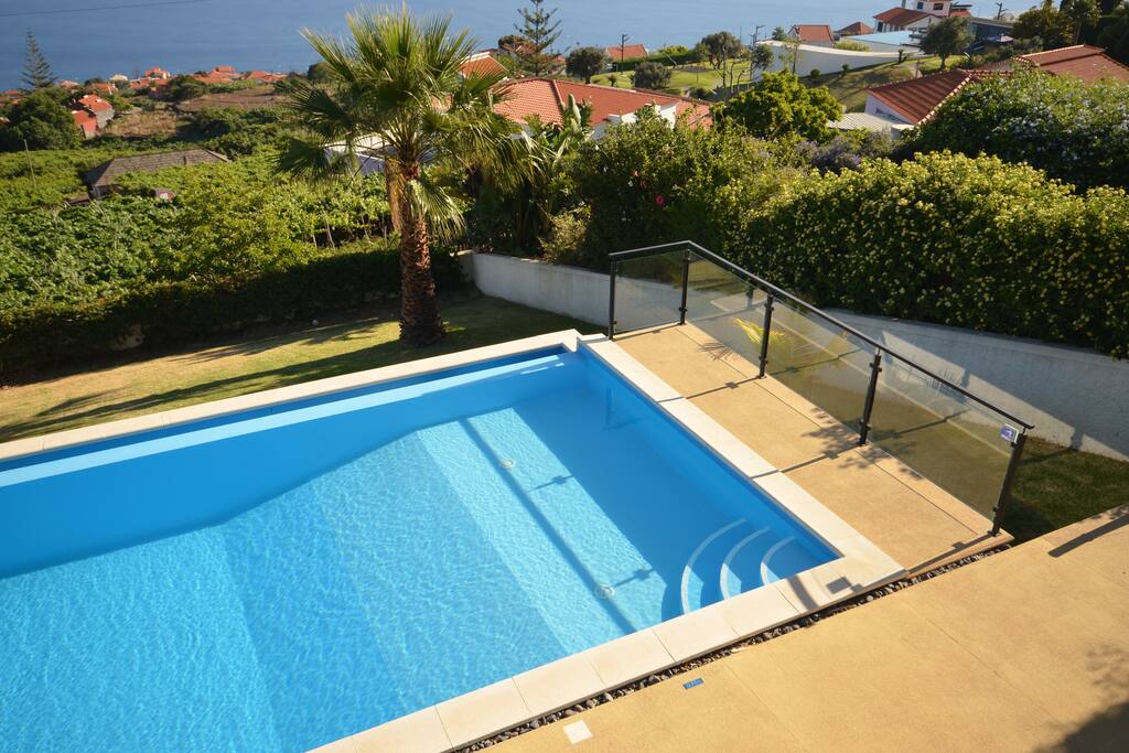 sole pool with sea view in vineyard!