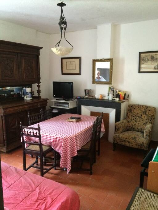 Salle à manger avec télévision (cable)