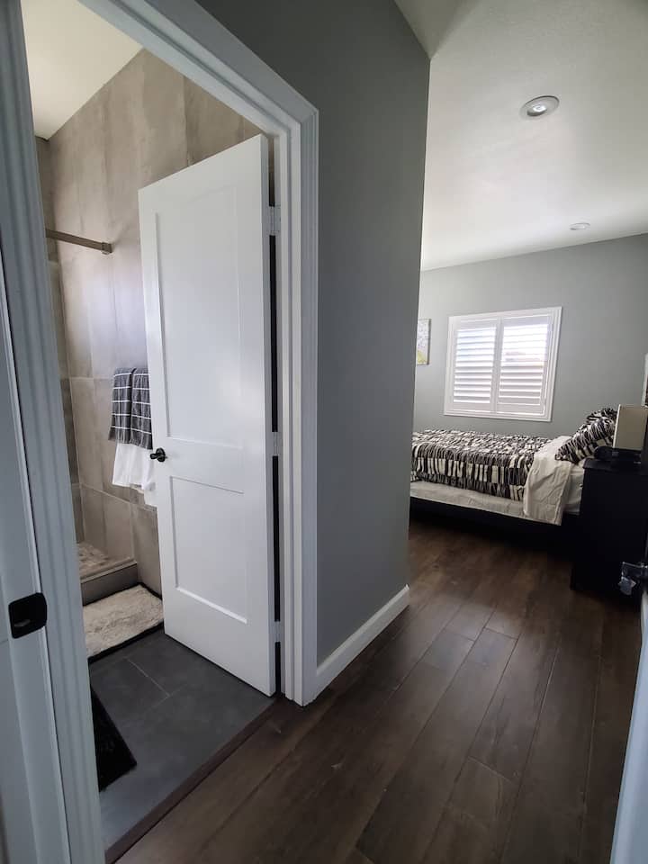 Спална соба бр. 1: главна спална соба со бања