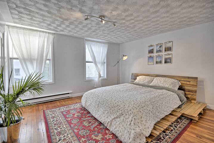 The Blue House / La Maison Bleue