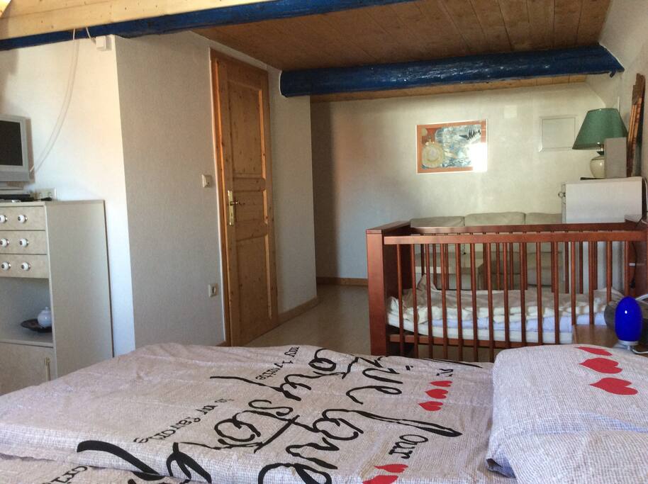 2 pers. bed en zitje beneden
