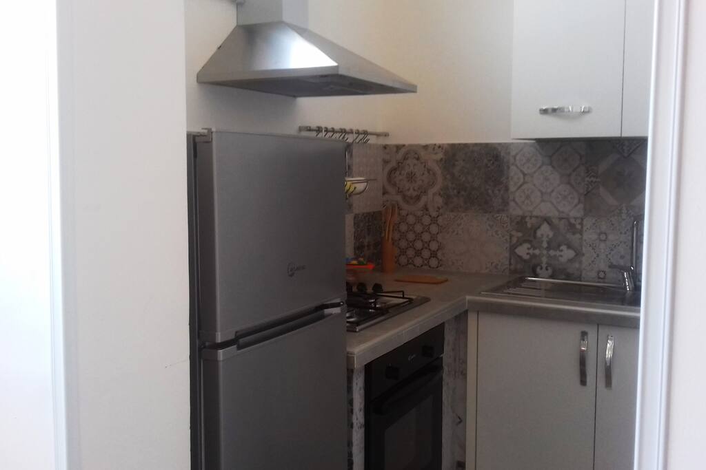 Angolo cottura con forno e frigorifero