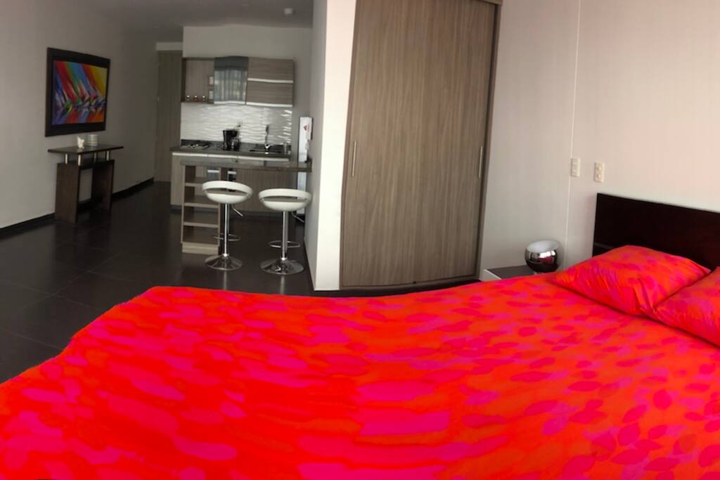 Cama king size, amplio armario. Lit king size, armoire avec plusieurs placards. Bed King size, big wardrobe.