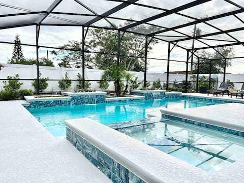 Heated Pool & Spa Near Everything! Sleep up to 12