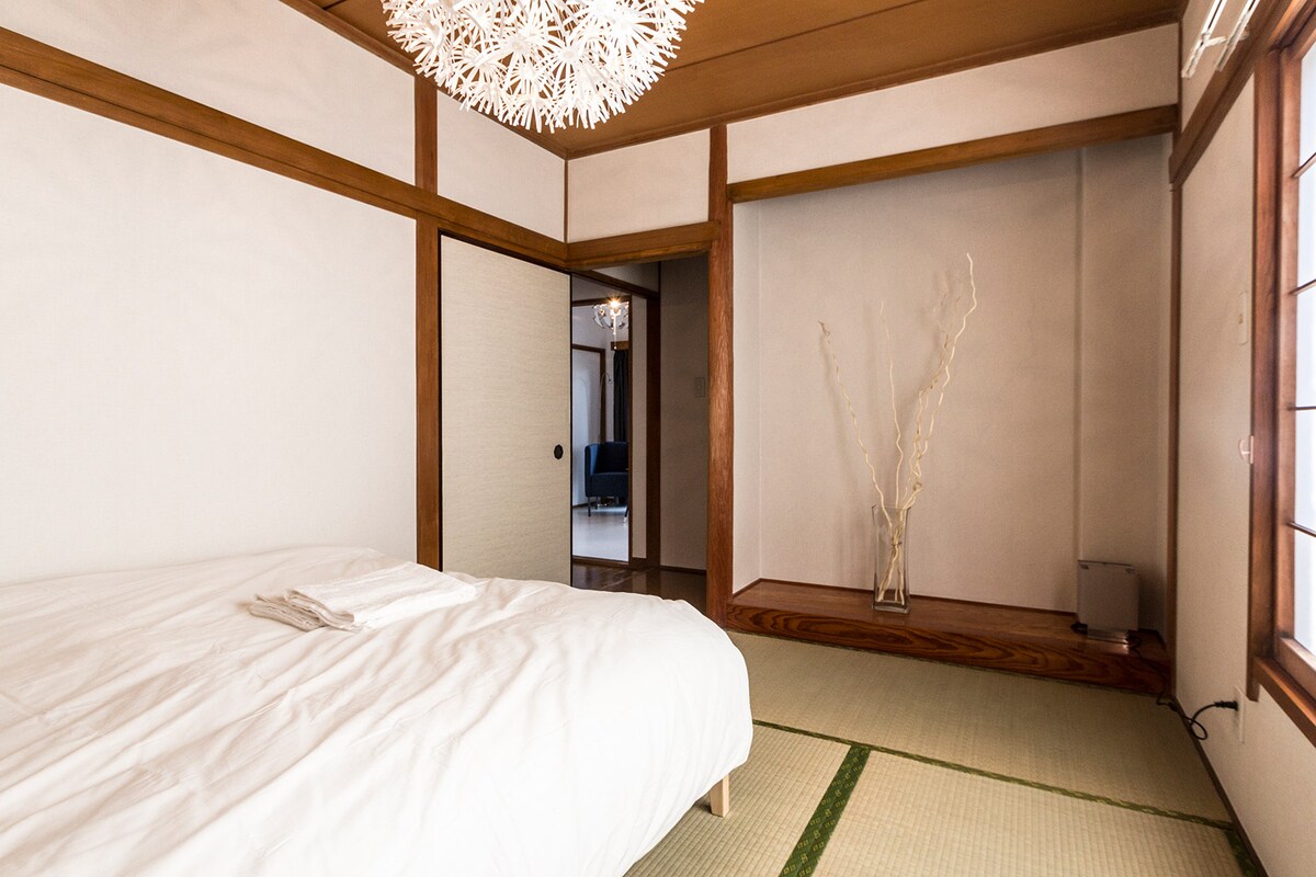 Second bedroom with tatami floor and double bed