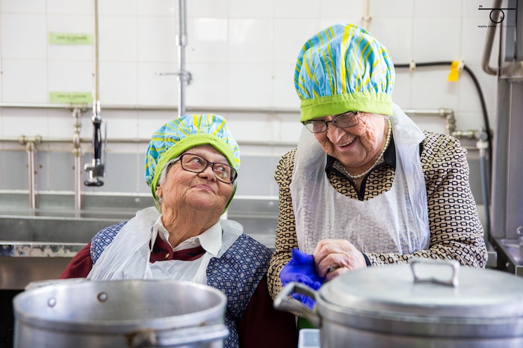 Show full-screen, host-provided image